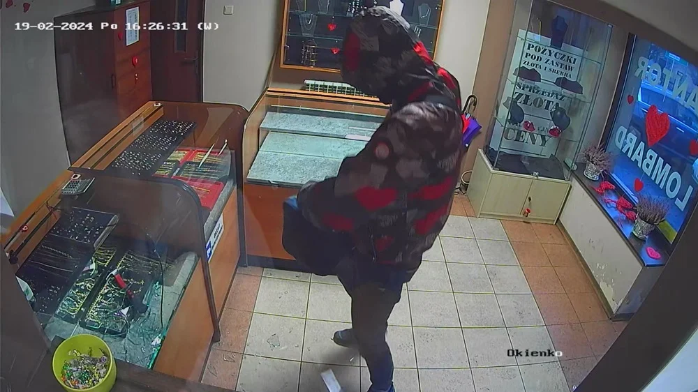 Zuchwała kradzież w Piekarach Śląskich. Złodziej ukradł biżuterię wartą blisko 50 tys. zł