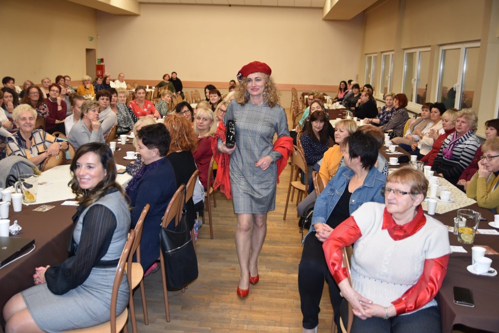 Pokaz mody "Kolory Wiosny" na Piekarskim Forum Kobiet