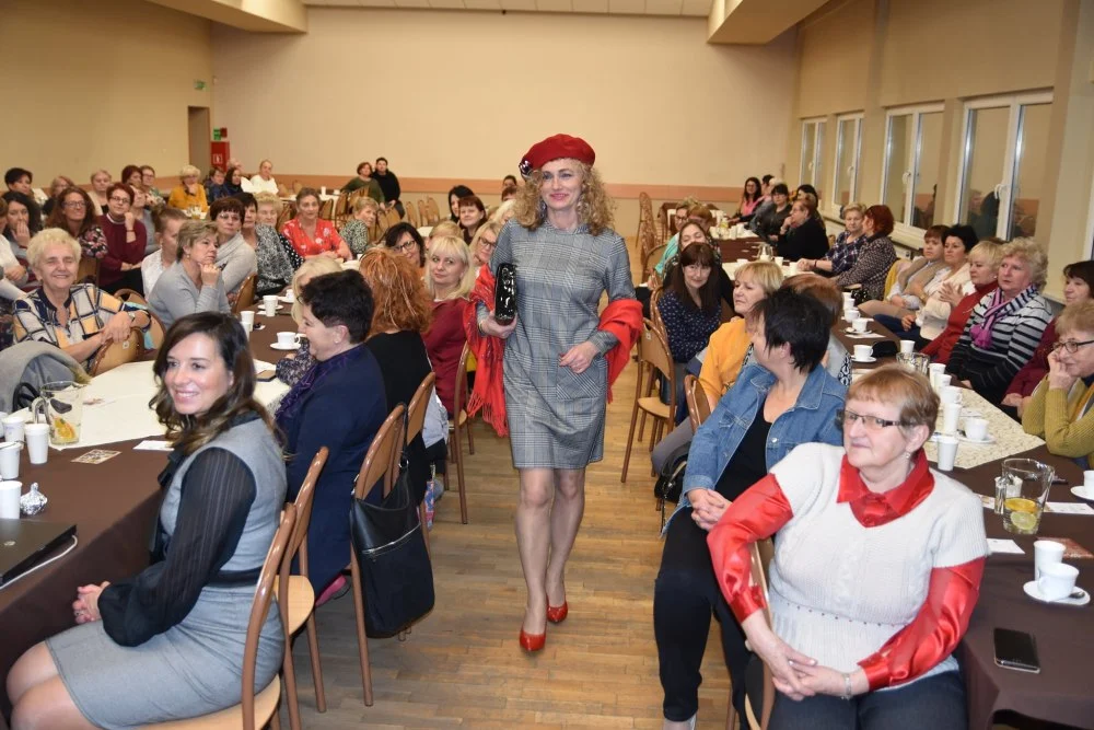 Pokaz mody "Kolory Wiosny" na Piekarskim Forum Kobiet