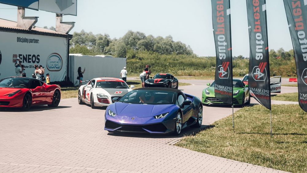 Porównanie supersamochodów. Ferrari, Lamborghini, Nissan GTR – który wybrać na tor?