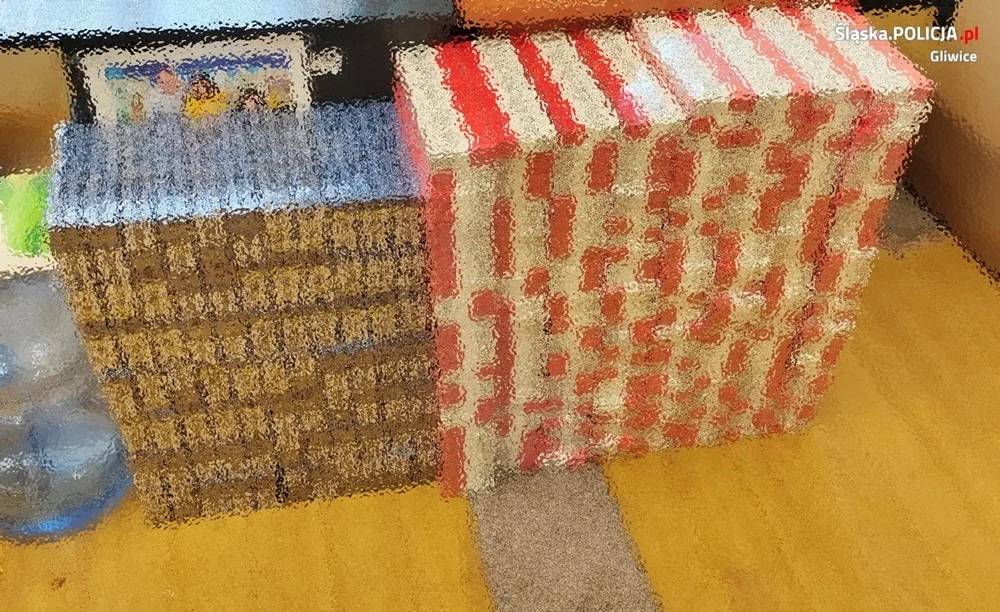 Kontrabanda w tajnej skrytce w Gliwicach. Policjanci znaleźli prawie 148 tys. papierosów!