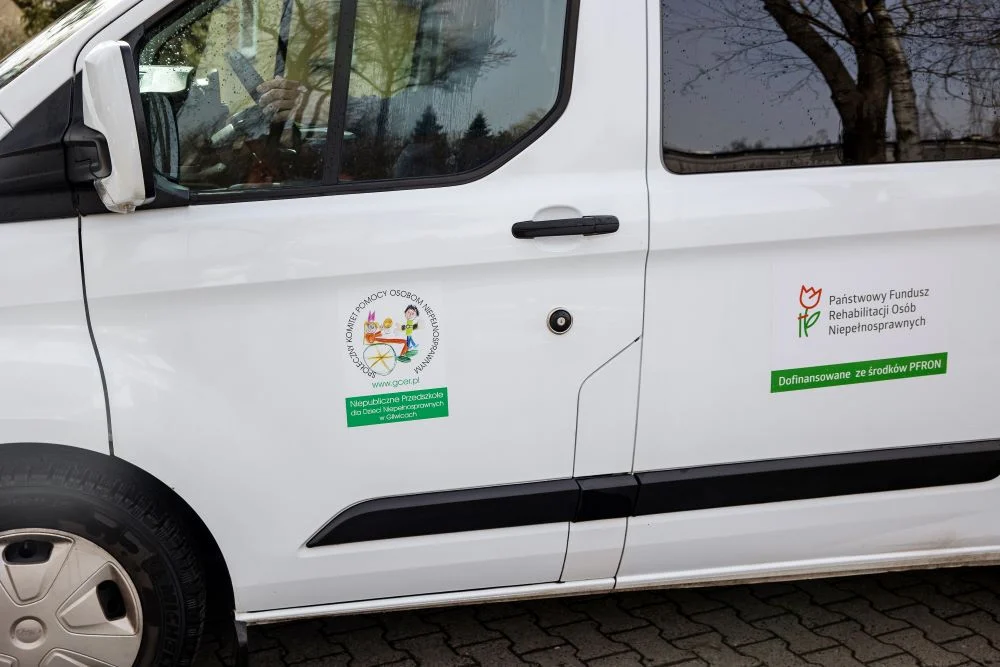 Przedszkolaki z niepełnosprawnościami z nowym busem!