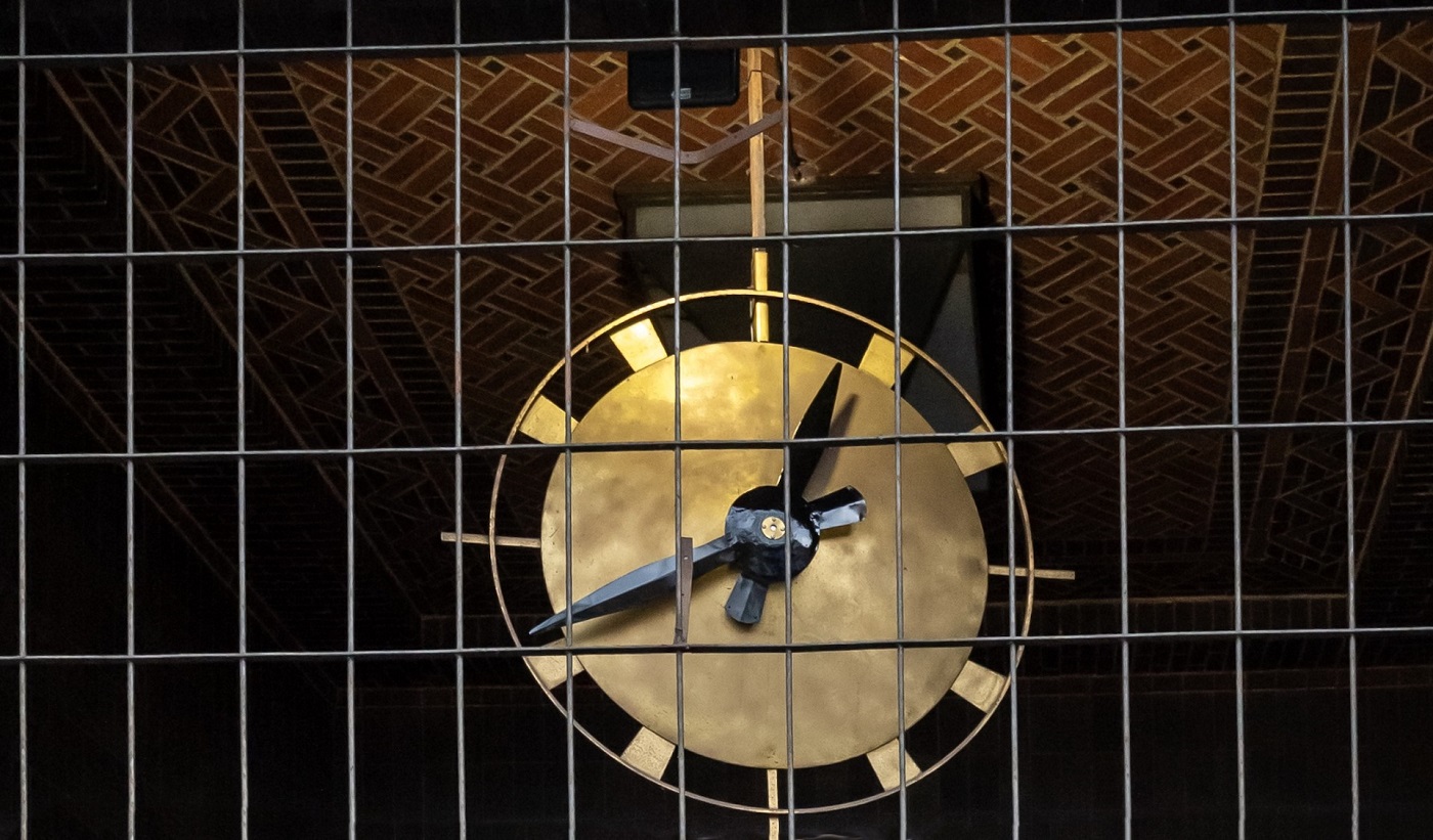 Liceum pod działającym zegarem