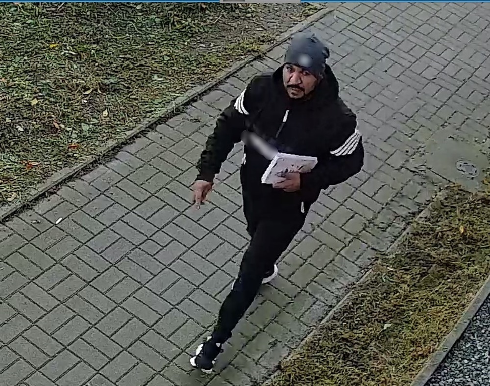 Podał się za kontrolera i ukradł pieniądze z mieszkania. Poznajesz tego mężczyznę?