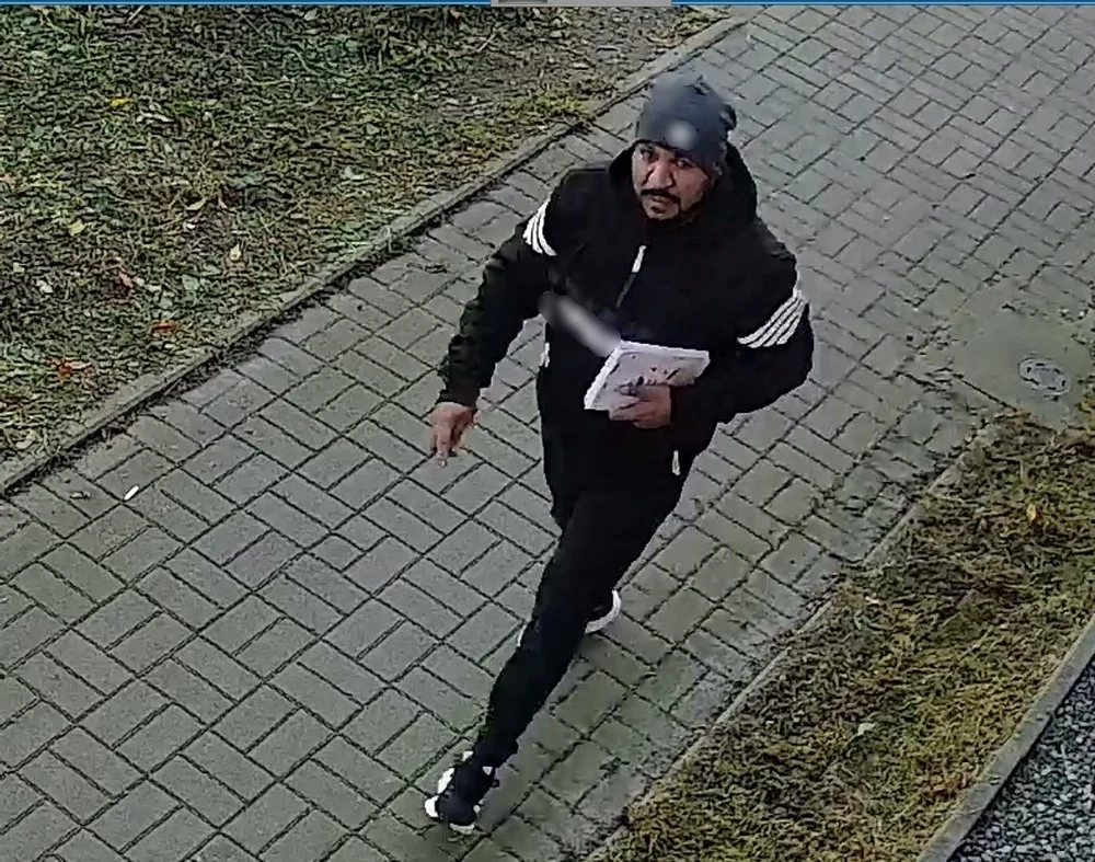 Podał się za kontrolera i ukradł pieniądze z mieszkania. Poznajesz tego mężczyznę?