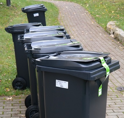 Kiedy warto rozważyć wynajem kontenerów? Wywóz gruzu i nie tylko