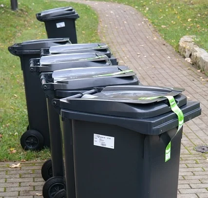 Kiedy warto rozważyć wynajem kontenerów? Wywóz gruzu i nie tylko