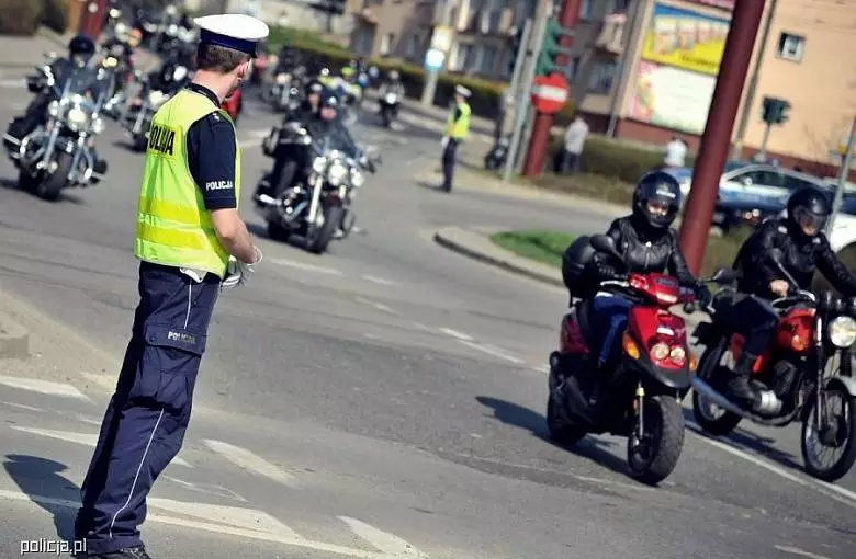 Motocykl to nie samochód - rzadko wybacza błędy. Uważajmy i patrzmy w lusterka