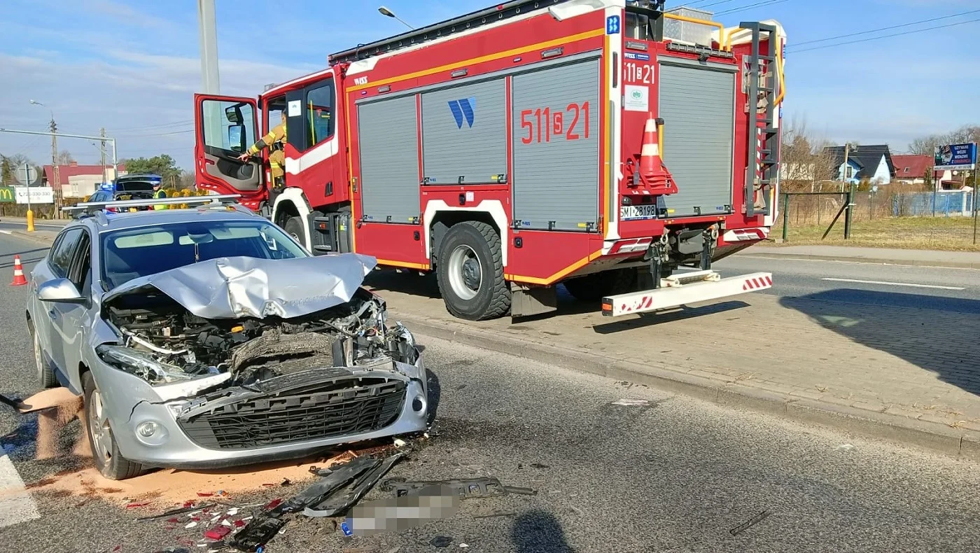 Zderzenie renault z ciężarówką na Gliwickiej w Mikołowie