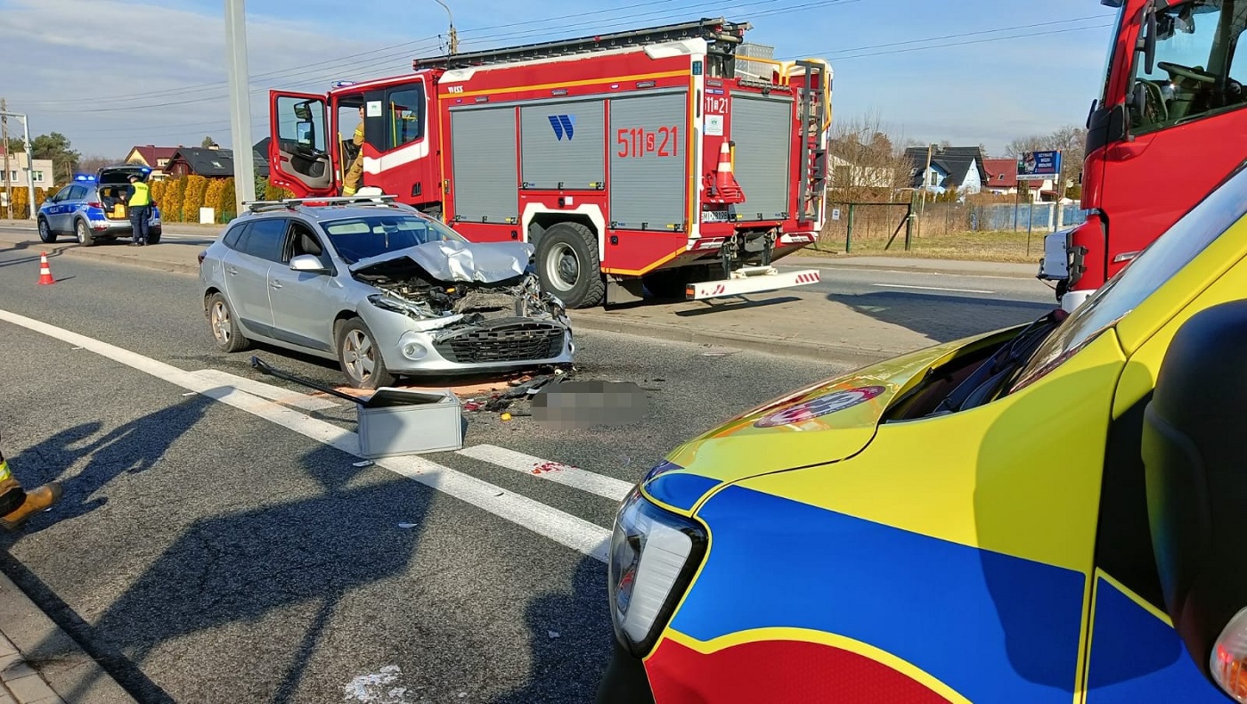 Zderzenie renault z ciężarówką na Gliwickiej w Mikołowie