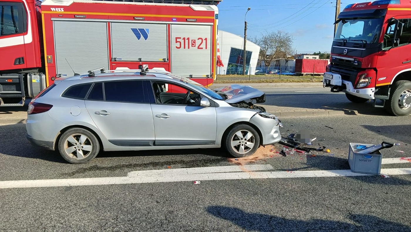 Zderzenie renault z ciężarówką na Gliwickiej w Mikołowie