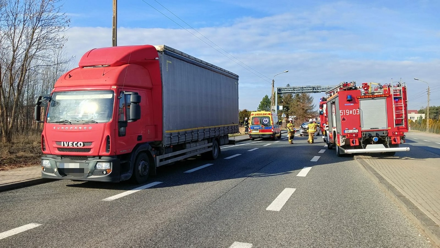 Zderzenie renault z ciężarówką na Gliwickiej w Mikołowie