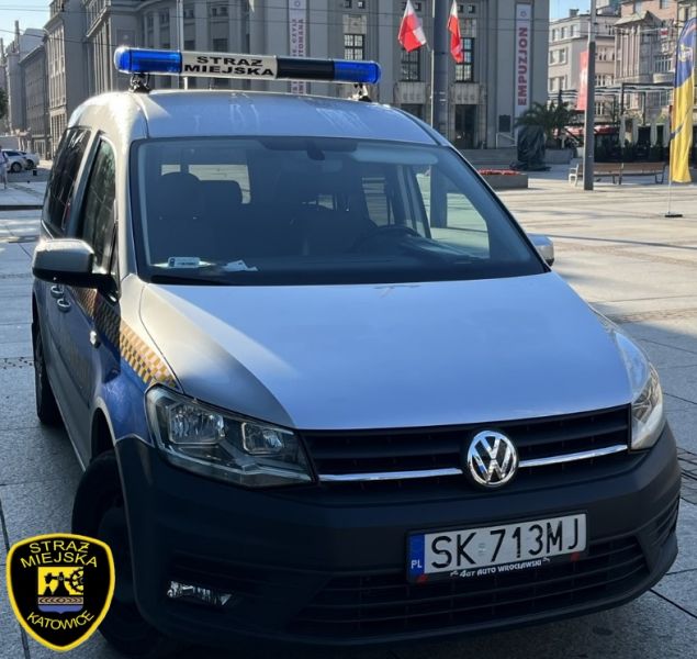 Przewrócił się i uderzył głową w chodnik. Straż Miejska w Katowicach ruszyła na pomoc