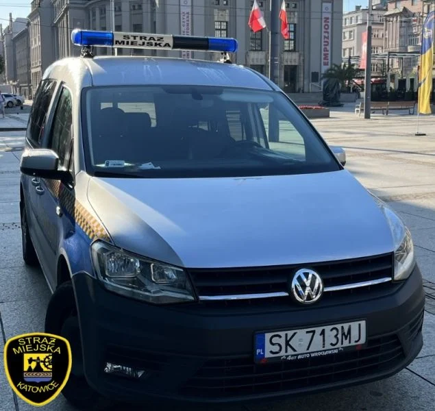 Przewrócił się i uderzył głową w chodnik. Straż Miejska w Katowicach ruszyła na pomoc