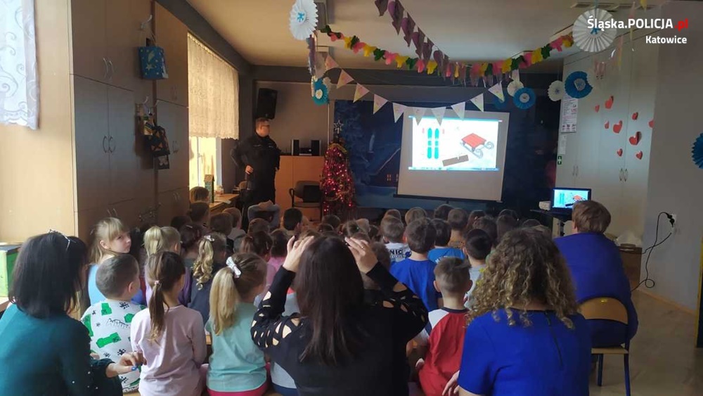 Katowiccy policjanci spotkali się z przedszkolakami i uczniami w czasie ferii zimowych