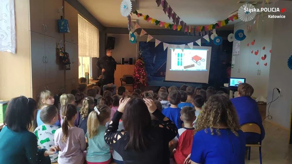 Katowiccy policjanci spotkali się z przedszkolakami i uczniami w czasie ferii zimowych