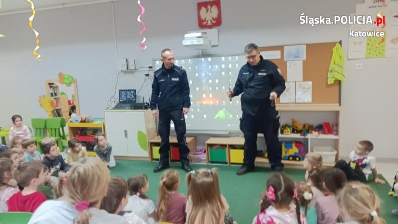 Katowiccy policjanci spotkali się z przedszkolakami i uczniami w czasie ferii zimowych