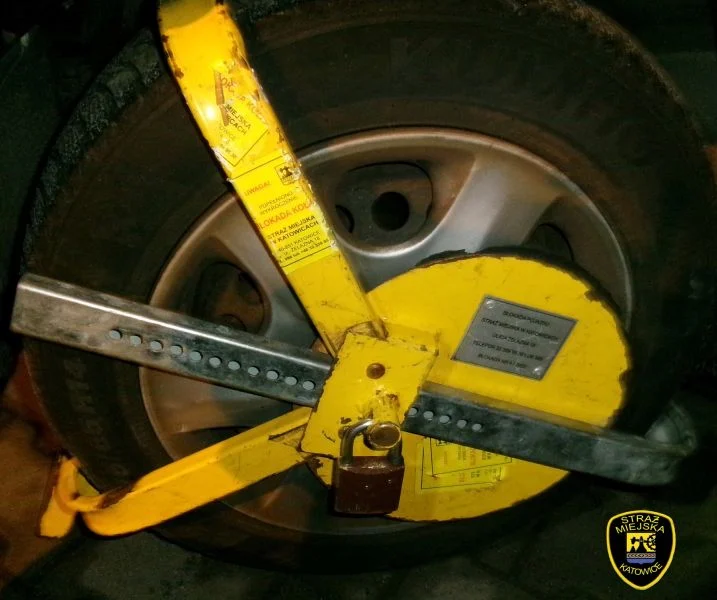 Katowice: Próbowała odjechać pojazdem z założoną blokadą