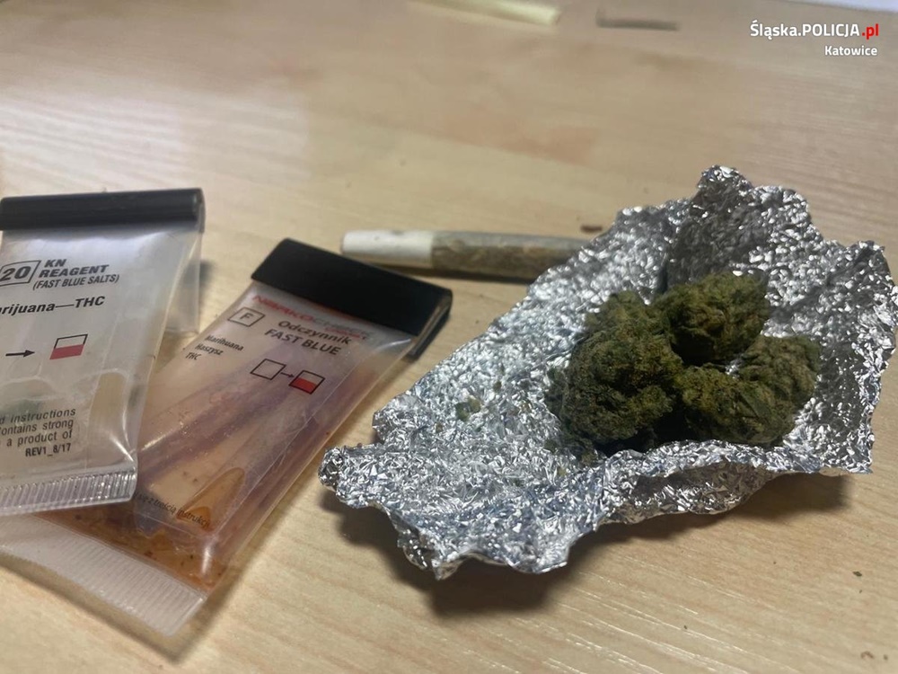 29-latek robił sobie skręta w samochodzie. Został zatrzymany dzięki policjantom po służbie