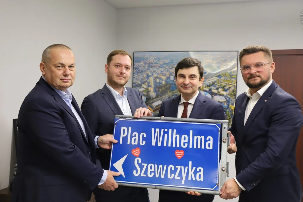 Miejska tablica z katowickiego placu Szewczyka w rękach zwycięzców aukcji WOŚP