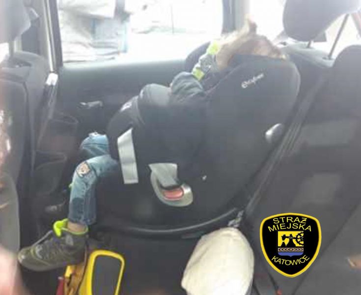 4-latek sam w samochodzie przed Parkiem Leśnym. Interweniowała Policja