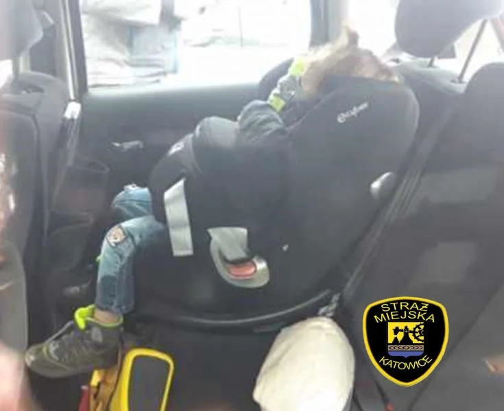 4-latek sam w samochodzie przed Parkiem Leśnym. Interweniowała Policja