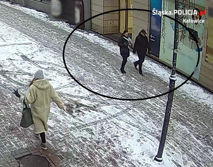 Podejrzewani o płatność cudzą kartą i kradzież pieniędzy z konta. Poznajesz ich?