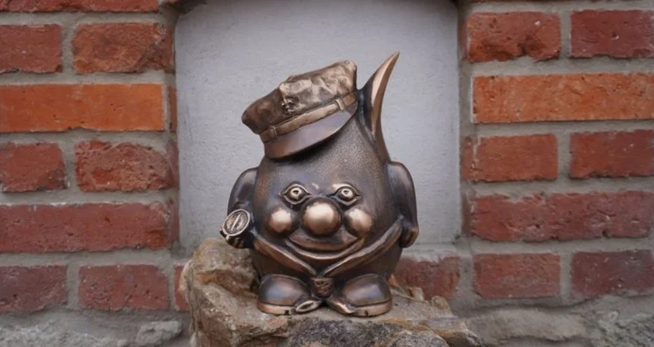 Nowa figurka Żorka przed zabytkową kamienicą