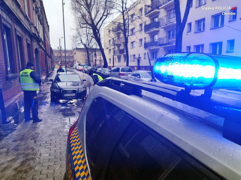 Dzielnicowy z Chorzowa zwraca uwagę na nieprawidłowe parkowanie