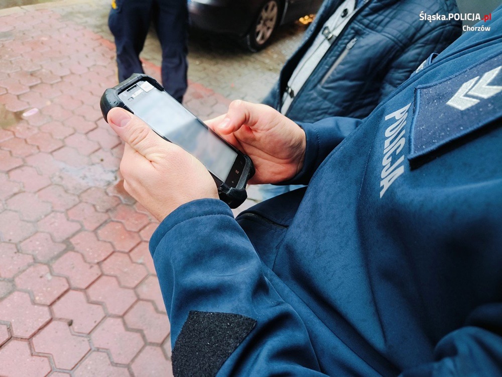 Dzielnicowy z Chorzowa zwraca uwagę na nieprawidłowe parkowanie