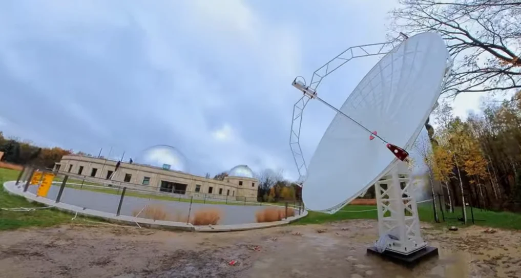 W Planetarium Śląskim stanął radioteleskop. Zobacz, jak powstawał! [WIDEO]