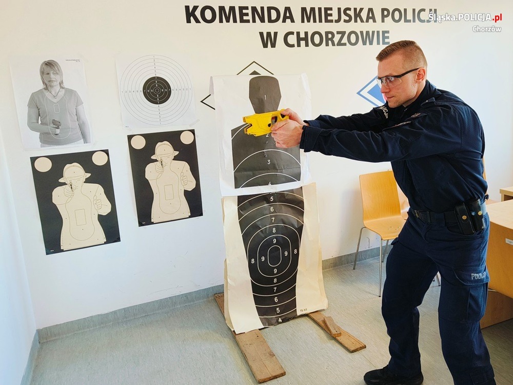 Policjanci z Chorzowa przeszli ćwiczenia z użyciem paralizatorów