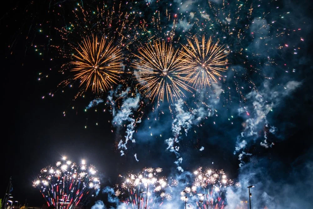 Fajerwerki na weselu, niezapomniane chwile dla pary młodej