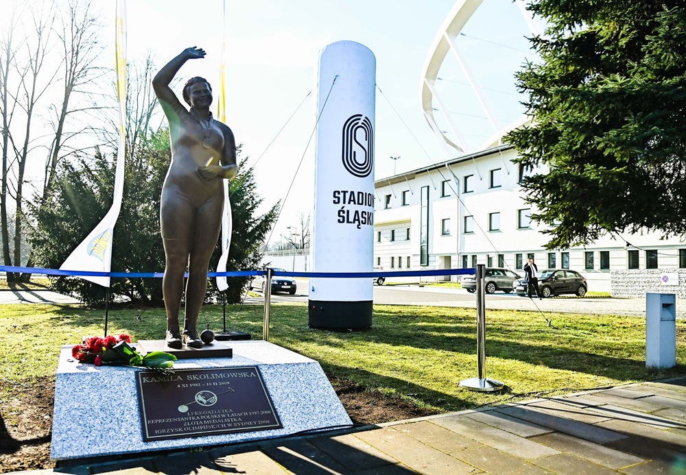 W Parku Śląskim stanął pomnik złotej medalistki Igrzysk Olimpijskich Kamili Skolimowskiej