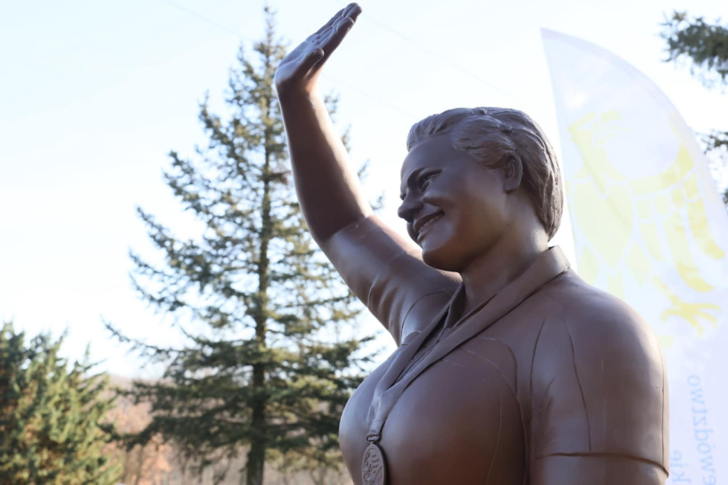 W Parku Śląskim stanął pomnik złotej medalistki Igrzysk Olimpijskich Kamili Skolimowskiej