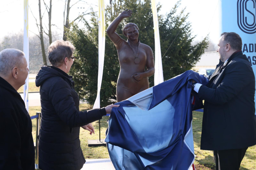 W Parku Śląskim stanął pomnik złotej medalistki Igrzysk Olimpijskich Kamili Skolimowskiej