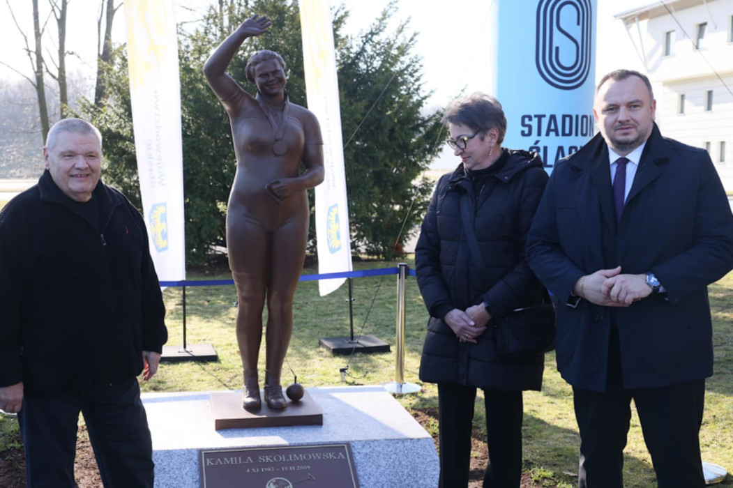 W Parku Śląskim stanął pomnik złotej medalistki Igrzysk Olimpijskich Kamili Skolimowskiej
