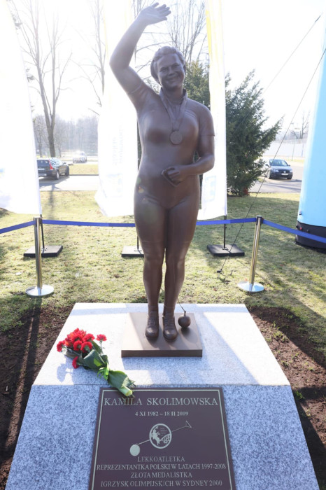 W Parku Śląskim stanął pomnik złotej medalistki Igrzysk Olimpijskich Kamili Skolimowskiej
