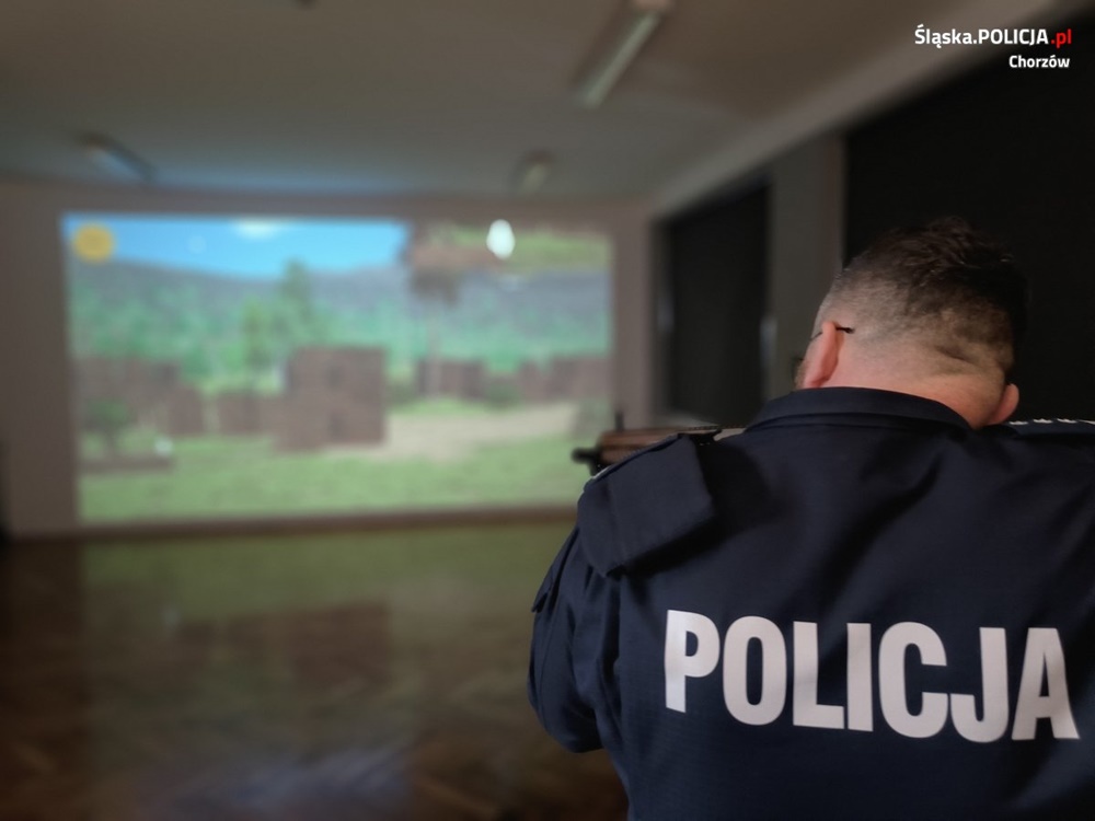 Szef chorzowskich policjantów był na otwarciu wirtualnej strzelnicy