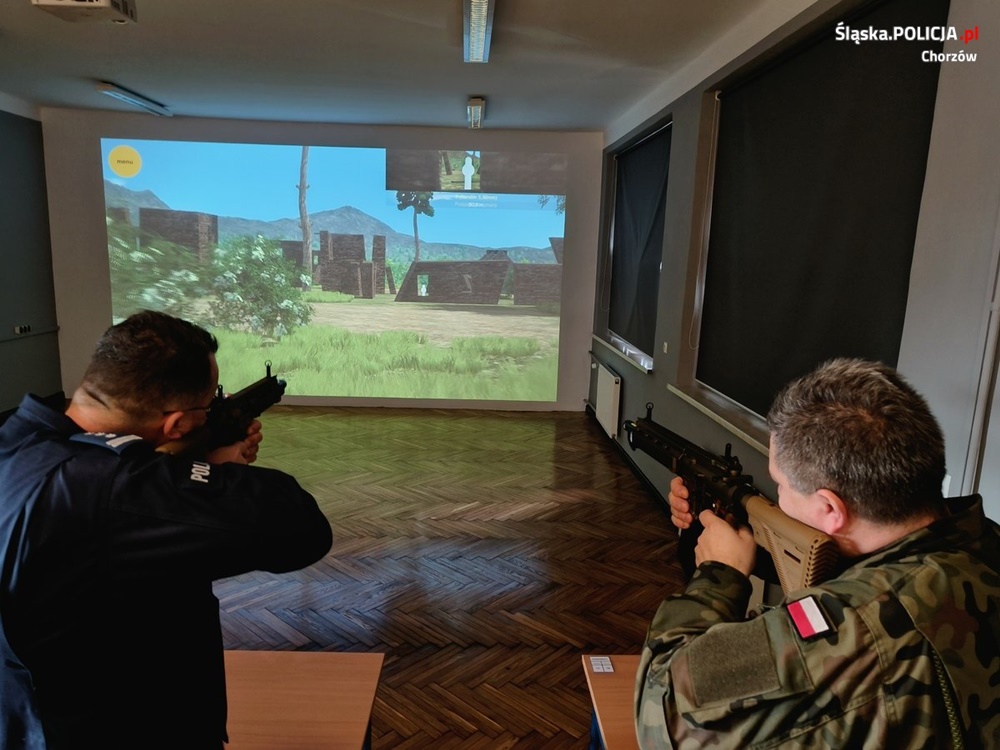 Szef chorzowskich policjantów był na otwarciu wirtualnej strzelnicy