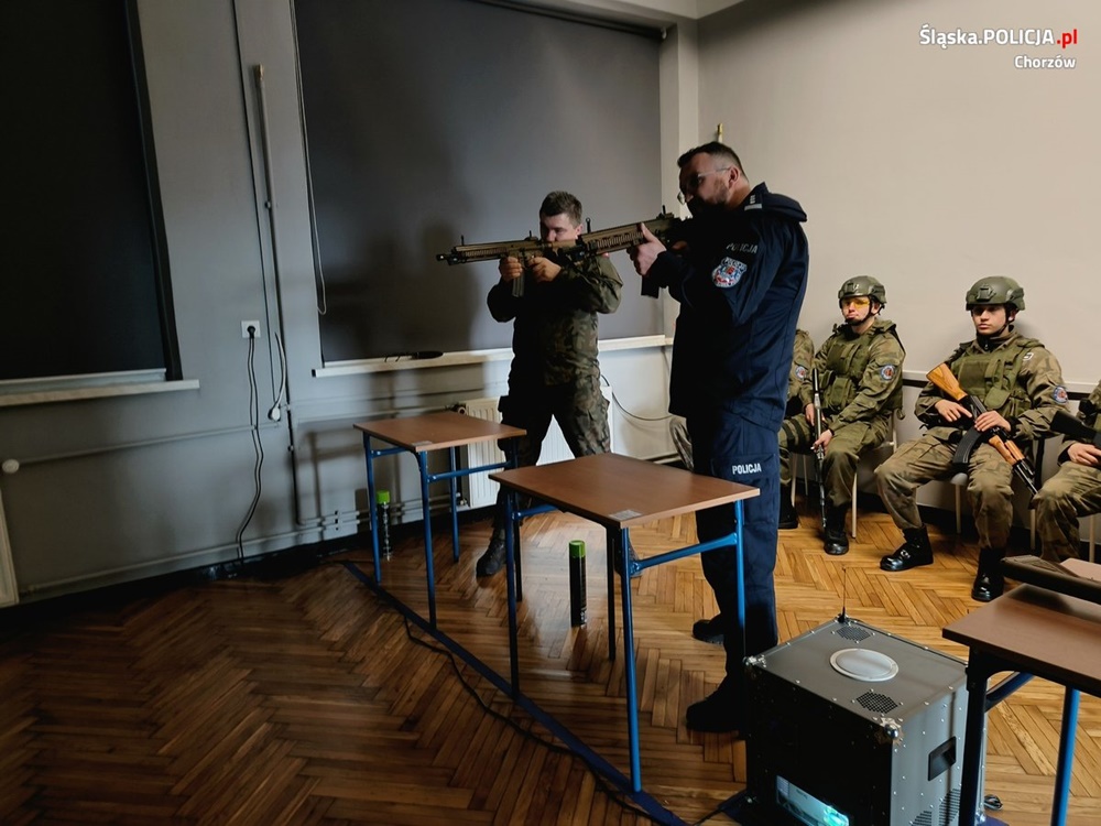 Szef chorzowskich policjantów był na otwarciu wirtualnej strzelnicy
