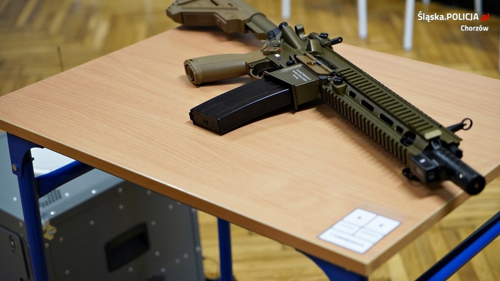 Szef chorzowskich policjantów był na otwarciu wirtualnej strzelnicy