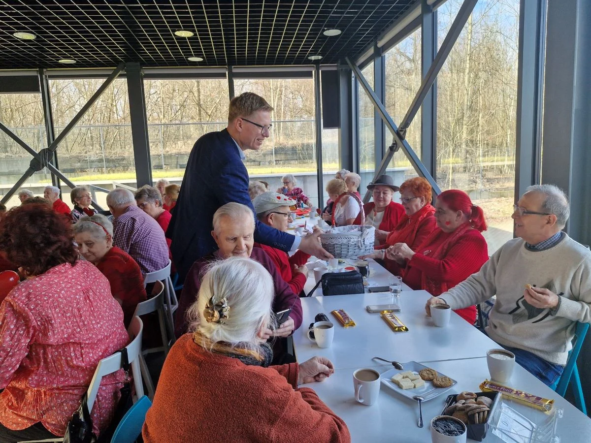 Prezydent miasta wręczył walentynkowe upominki świętochłowickim seniorom [ZDJĘCIA]