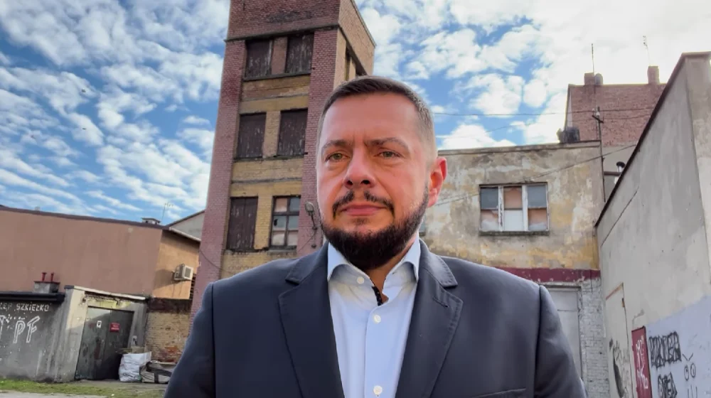 Grupa radnych broni nieruchomości przy ulicy Katowickiej 15 przed sprzedażą