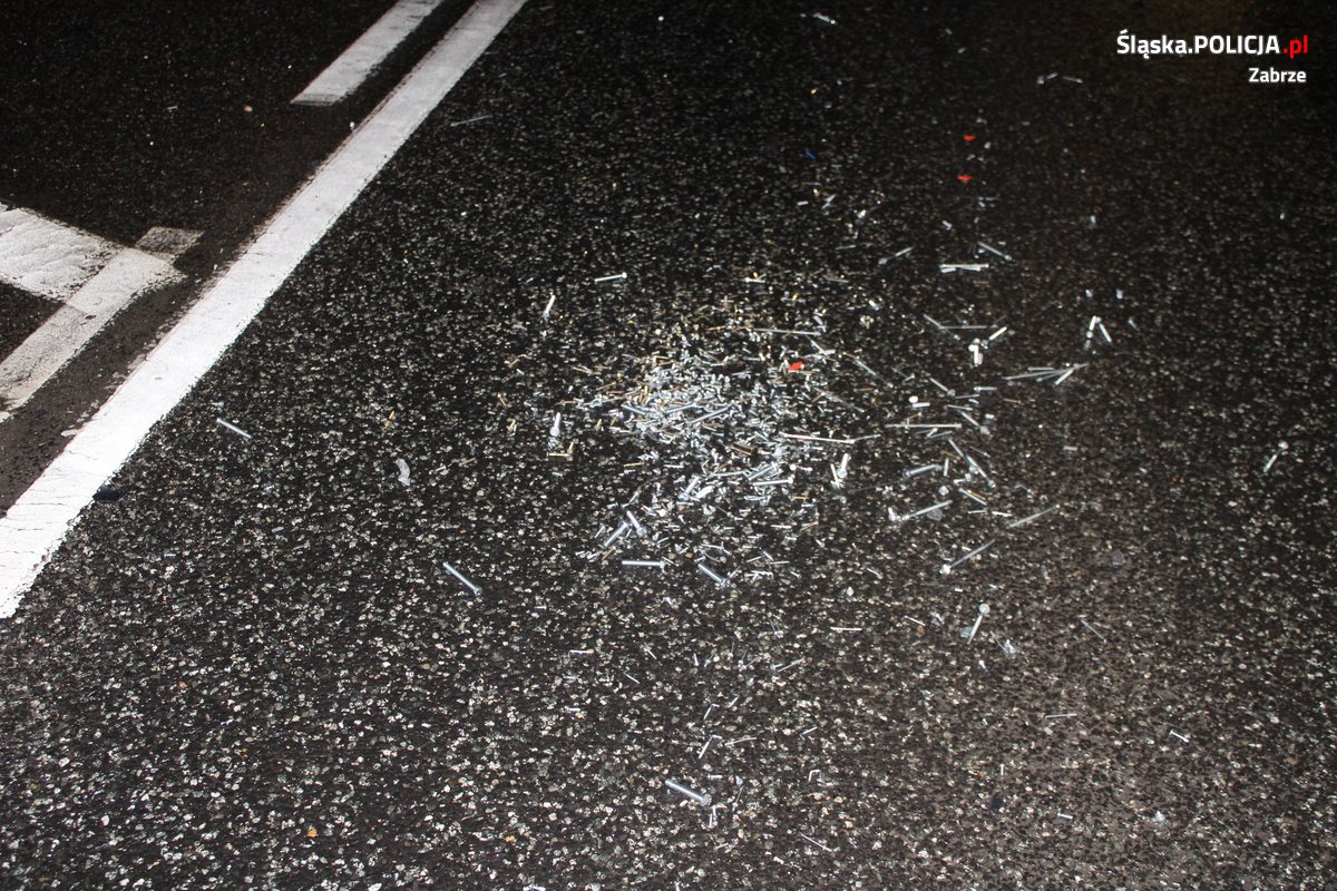 Gwoździe na ulicy Chudowskiej uszkodziły samochód! Policja poszukuje świadków