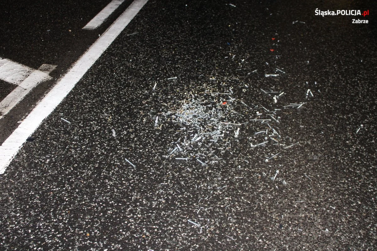 Gwoździe na ulicy Chudowskiej uszkodziły samochód! Policja poszukuje świadków