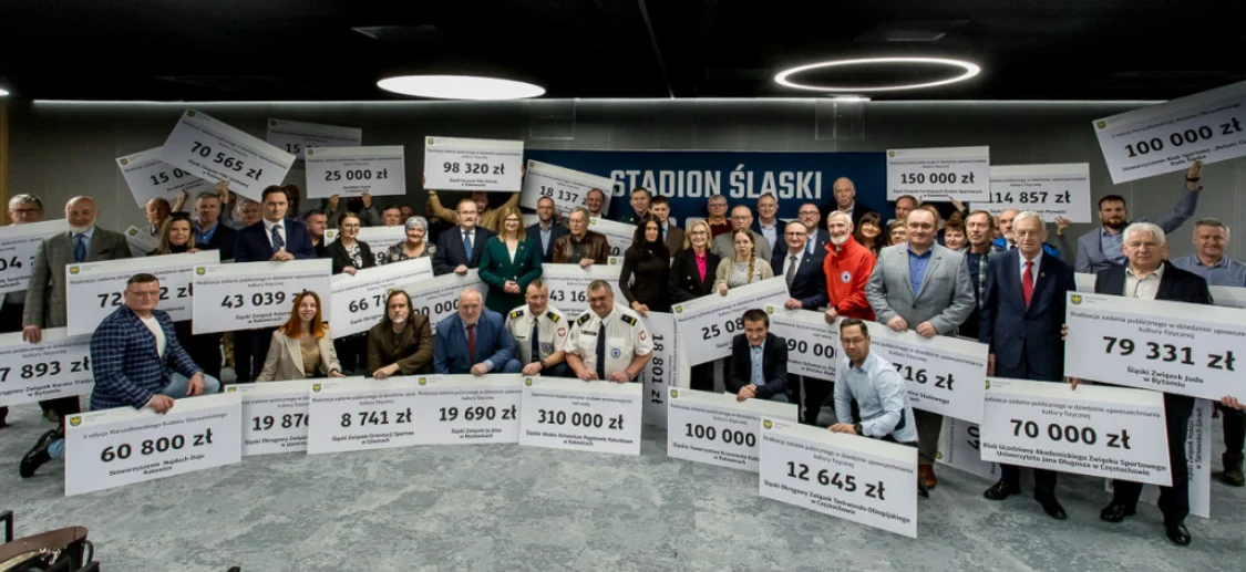 Środki dla stowarzyszeń i organizacji przyznane. Na Stadionie Śląskim rozdano symboliczne czeki
