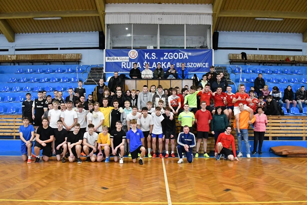 Pasja i rywalizacja podczas XVI Halowych Mistrzostw Zespołu Szkół nr 6 w piłce nożnej