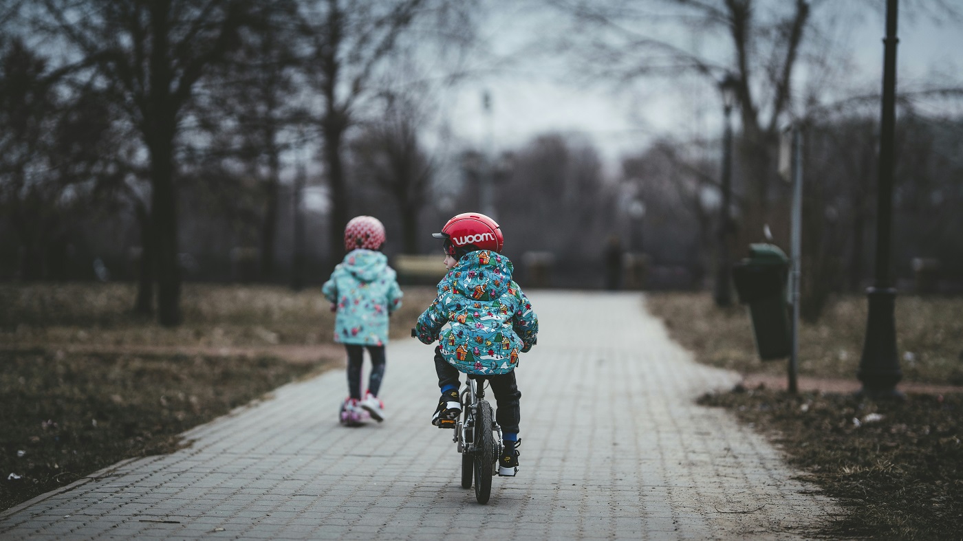 Bezpieczeństwo podczas jazdy na rolkach i hulajnogach. O czym warto pamiętać?