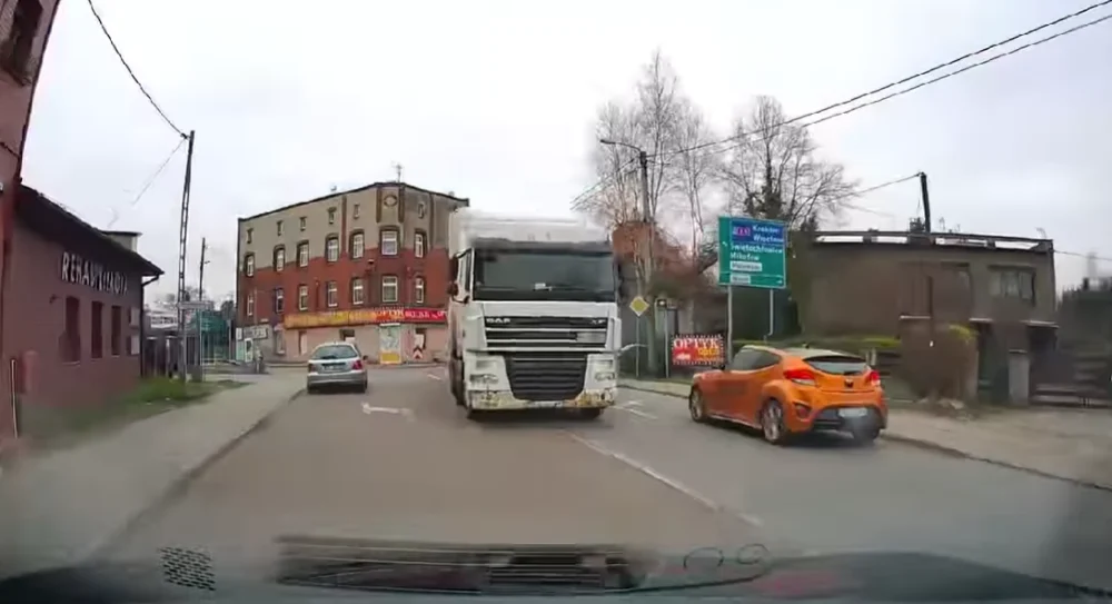 Samochód ciężarowy wjechał pod prąd na kochłowicki rynek